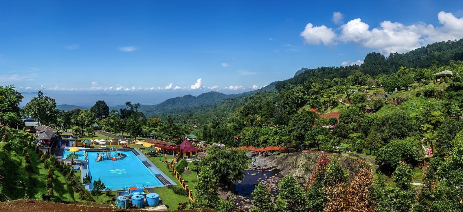 Pemandangan kawasan wisata Baturraden dari punggung bukit