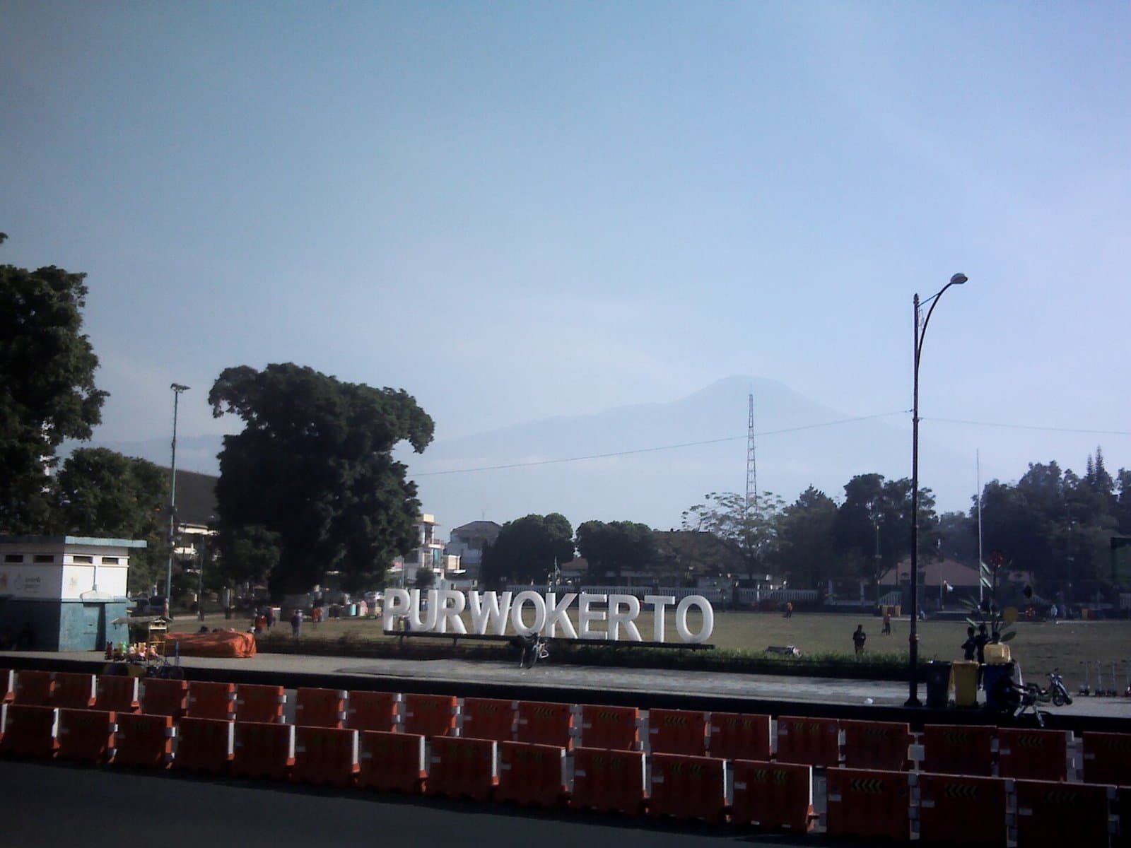 Alun-Alun Purwokerto dan Pendapa Si Panji dengan latar Gunung Slamet