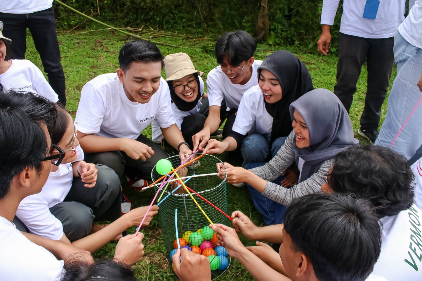 Peserta outbound training berdiskusi bersama fasilitator di alam terbuka
