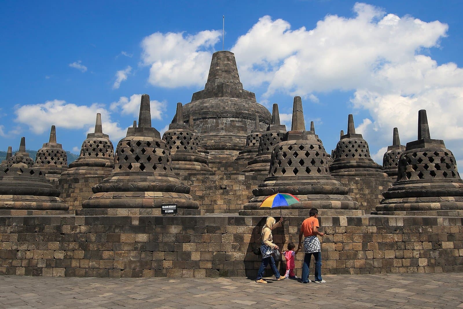 Wisatawan berjalan di pelataran Candi Borobudur