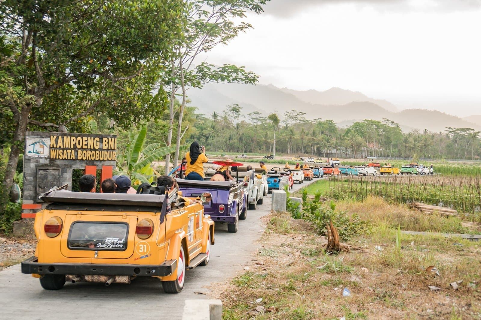 Rombongan wisatawan naik mobil VW Safari berkeliling kawasan Borobudur